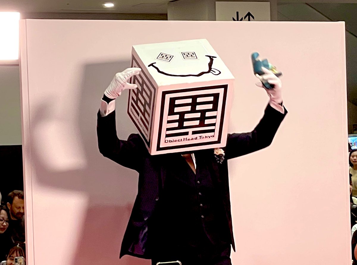 れおさんデザフェスランウェイ
れお様(<a href="/leoagogo/">れお/プラ男＠デザフェス両E-322</a>