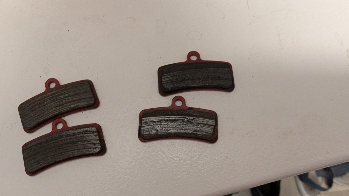 So sehen Bremsbeläge aus... Wenn man
- Gewichtslimit übersteigt 
- Anhänger hinten dran hatte 
- dezent zu schnell war 

Naja, machen wir mal das Bio Bike wieder chic, für die kleinen Genusstouren in der City 

Noch einen Monat bis das hintere Laufrad wieder gerichtet wird