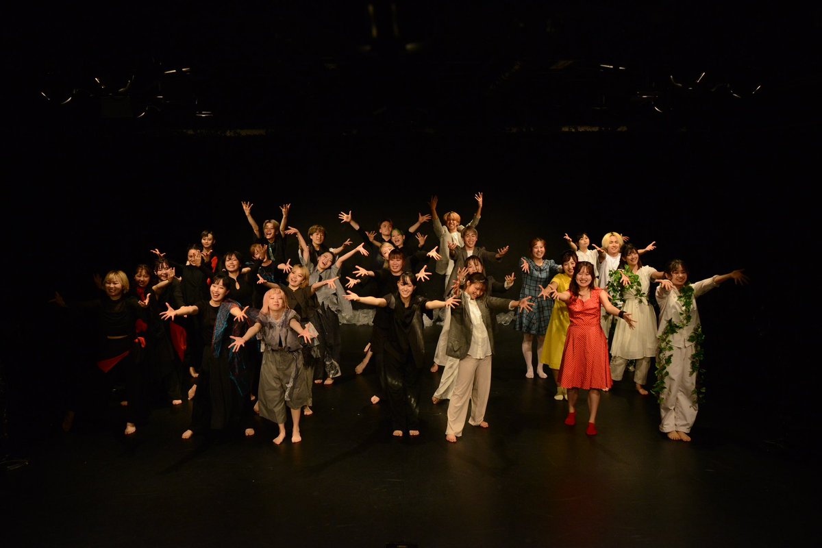 舞踊公演「ホール」無事終演しました✨️

新しい発見の繰り返し、思考の繰り返し、
大変なことも多かったけどその分新しい自分を見つけた気がします。
本当に自分にとって大切な時間になりました。

舞台袖から見た景色も、客席から見た景色も、全部が夢みたいでした。