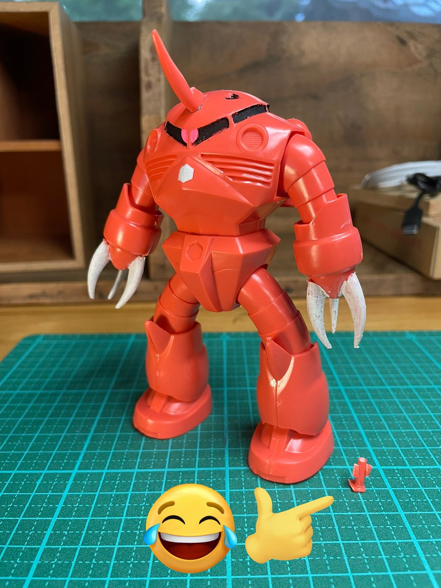 息子は部分的に筆塗り塗装して、余ったツメパーツで角をつくり、ランナーの端材でシャア・アズナブルまで作っていた🤣