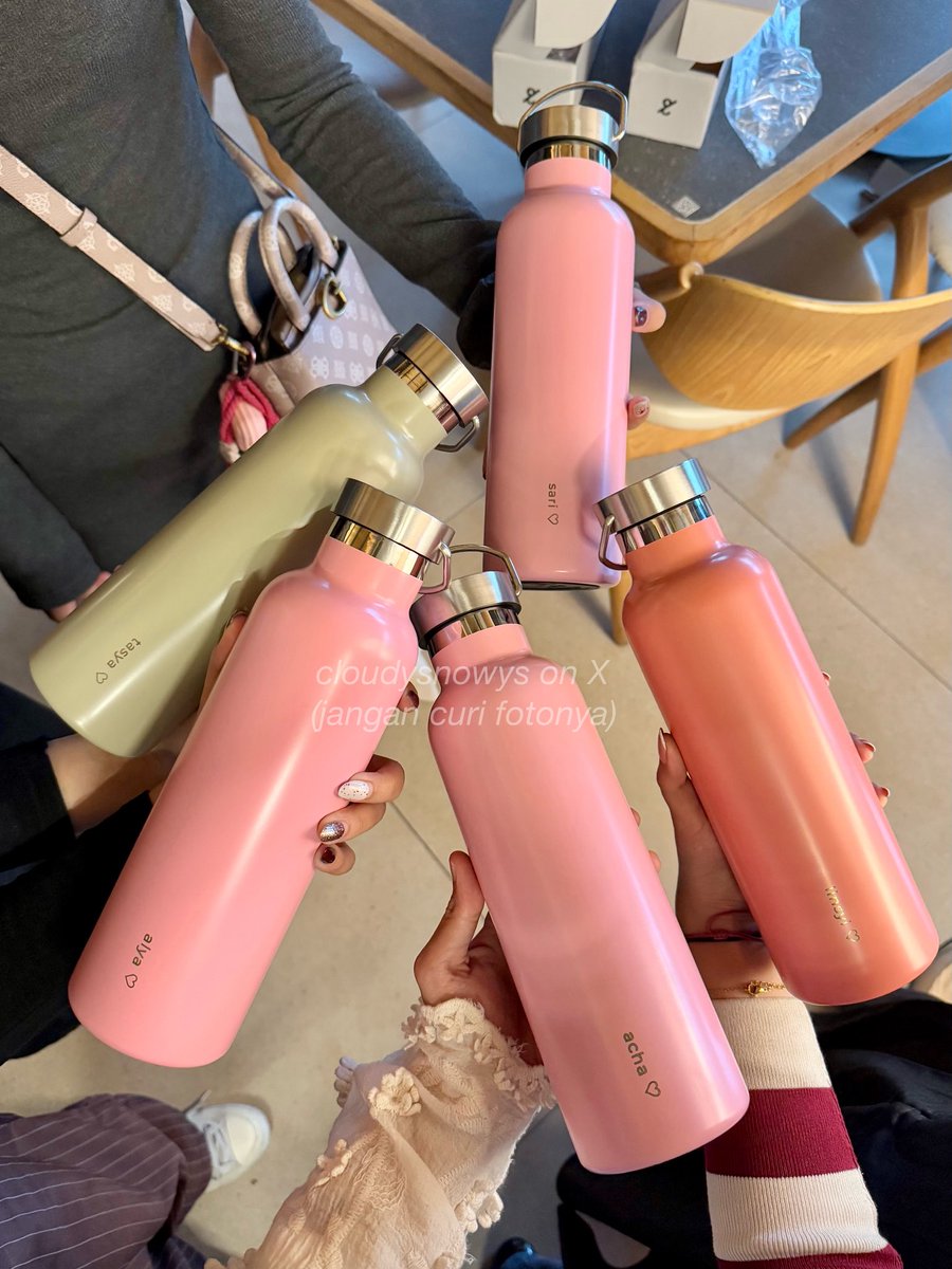 cloudysnowys's tweet photo. ─domma tumbler

🖇️ 700ml https://t.co/NEzidUDGcL
🖇️ 480ml https://t.co/TGXsHlyvDW

another tumbler lokal fav aku salah satunya punya domma ini, ada versi besar & kecilnya juga yanh cocok buat dipakai minum kopi. yang paling aku suka dia bisa engrave nama gitu cakep banget & buat es batu juga lumayan tahan lama bikin minuman jadi dingin terus 🥹👍🏻

pilihan warnanya juga banyak & lengkap banget!