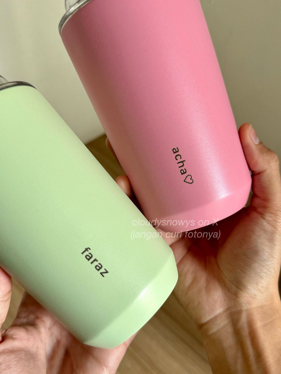 cloudysnowys's tweet photo. ─domma tumbler

🖇️ 700ml https://t.co/NEzidUDGcL
🖇️ 480ml https://t.co/TGXsHlyvDW

another tumbler lokal fav aku salah satunya punya domma ini, ada versi besar & kecilnya juga yanh cocok buat dipakai minum kopi. yang paling aku suka dia bisa engrave nama gitu cakep banget & buat es batu juga lumayan tahan lama bikin minuman jadi dingin terus 🥹👍🏻

pilihan warnanya juga banyak & lengkap banget!
