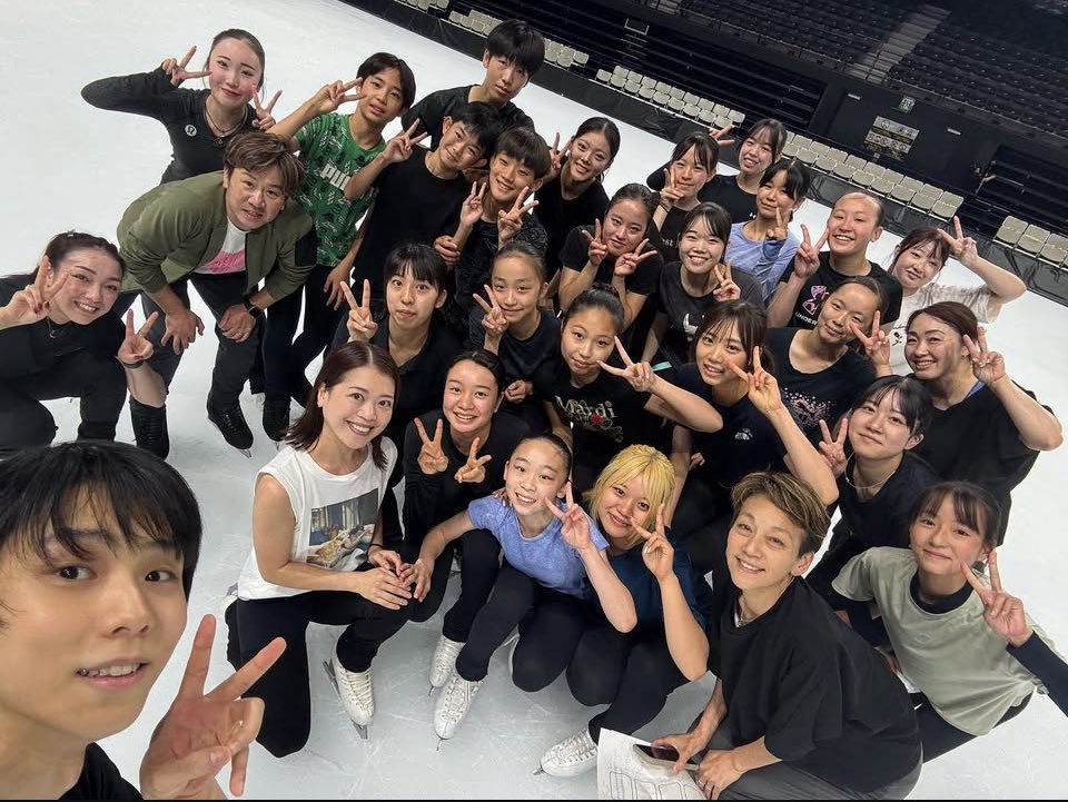 Akiko Suzuki shared a Yuzu selfie with all the skaters and the 4 pro skaters group pic. 

🔗 instagram.com/p/DLuKyawpVrJ/…

#羽生結弦 #TheFirstSkate