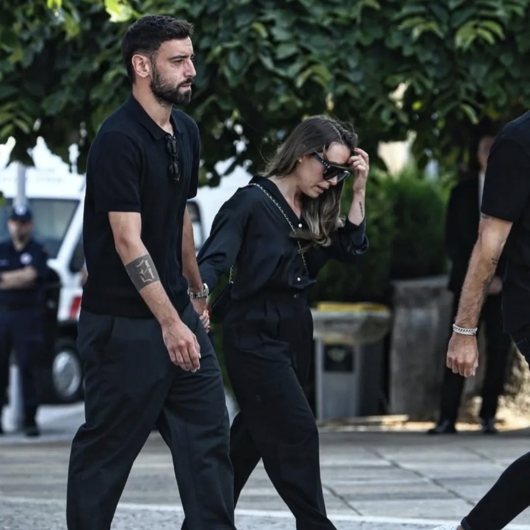 Trivela_FR's tweet photo. Plusieurs internationaux portugais, dont Cancelo et Ruben Neves qui ont joué cette nuit aux États-Unis, sont au Portugal pour les obsèques de Diogo Jota. 🥹🇵🇹 https://t.co/iGW7SiBXx0