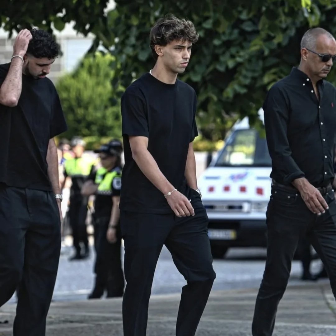 Trivela_FR's tweet photo. Plusieurs internationaux portugais, dont Cancelo et Ruben Neves qui ont joué cette nuit aux États-Unis, sont au Portugal pour les obsèques de Diogo Jota. 🥹🇵🇹 https://t.co/iGW7SiBXx0