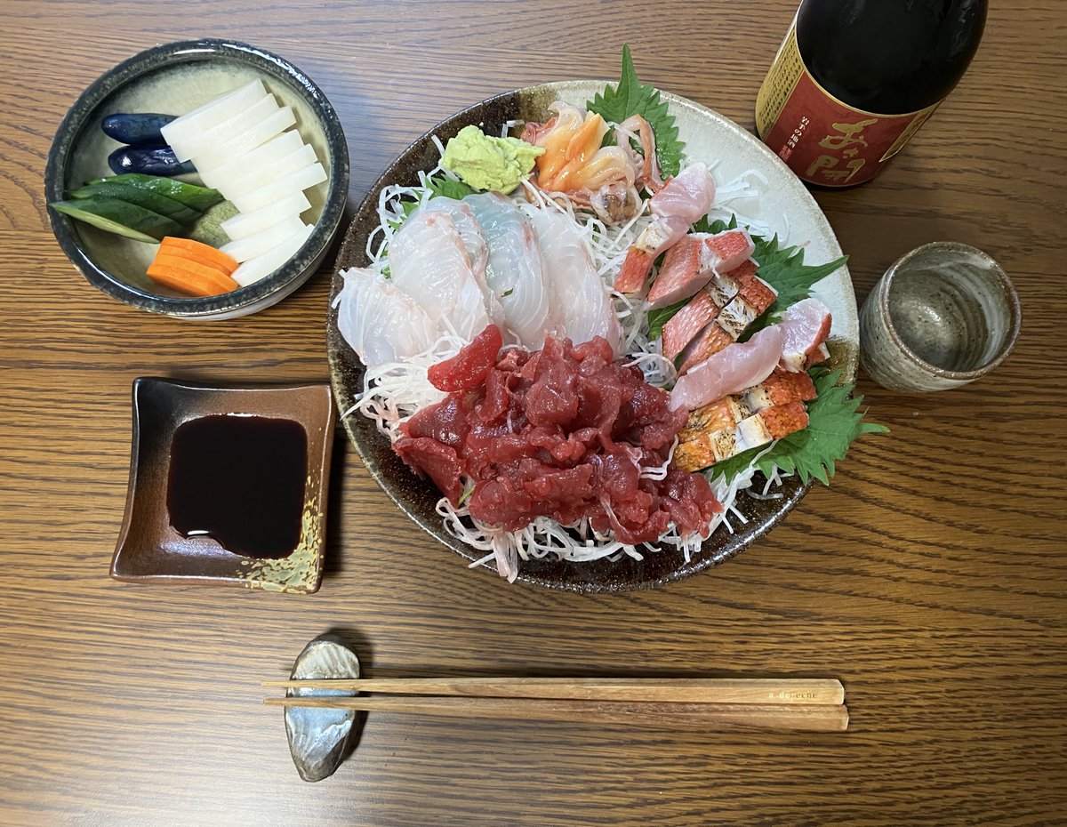 a_1122yr's tweet photo. ちょこちょこ集めたお皿たちとずっと気になってた近所の魚屋さんのお刺身たち、社会人になって良かった瞬間No. 1すぎる、、😭 https://t.co/VOYGdaWDSV