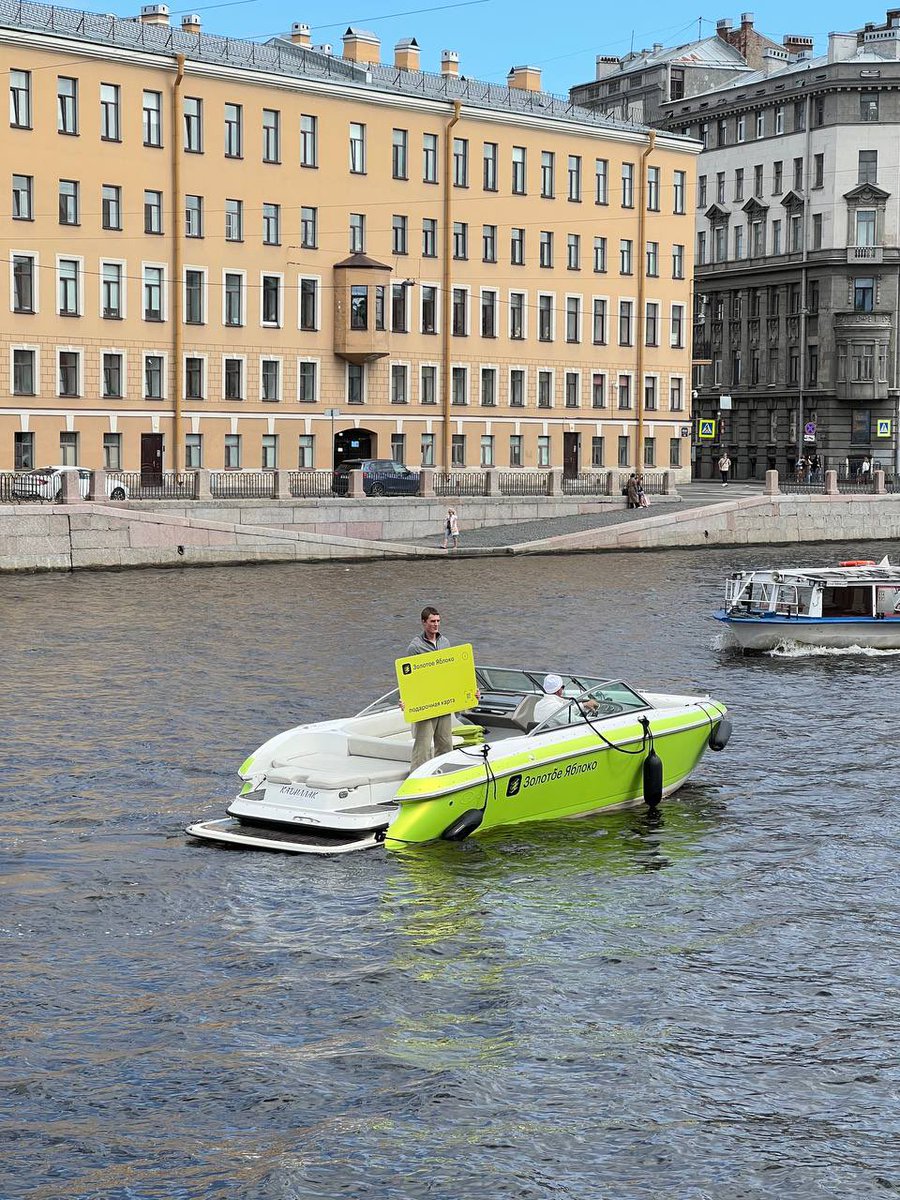 мальчик: не буду я тебя поздравлять с Днем Дня, это глупо 
мужчина: