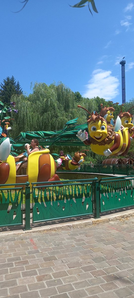 🎉 Sortie à Nigloland organisée par Mme Ferbach, CPE, pour récompenser les élèves les + investis dans la vie de l’établissement. Un moment de détente bien mérité pour celles et ceux qui s'engagent au quotidien pour faire vivre les valeurs de notre collège !
