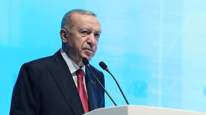 tcbuyuksehIr1's tweet photo. Erdoğan:

"CHP'nin birinci parti olması diye bir durum söz konusu değil. Yani onlar ne kadar anket yapıyorlarsa, biz de o denli anketlerimizi yapıyoruz, yaptırıyoruz.

Şu anda birinci parti AK Parti'dir." https://t.co/3aBL5syXmk