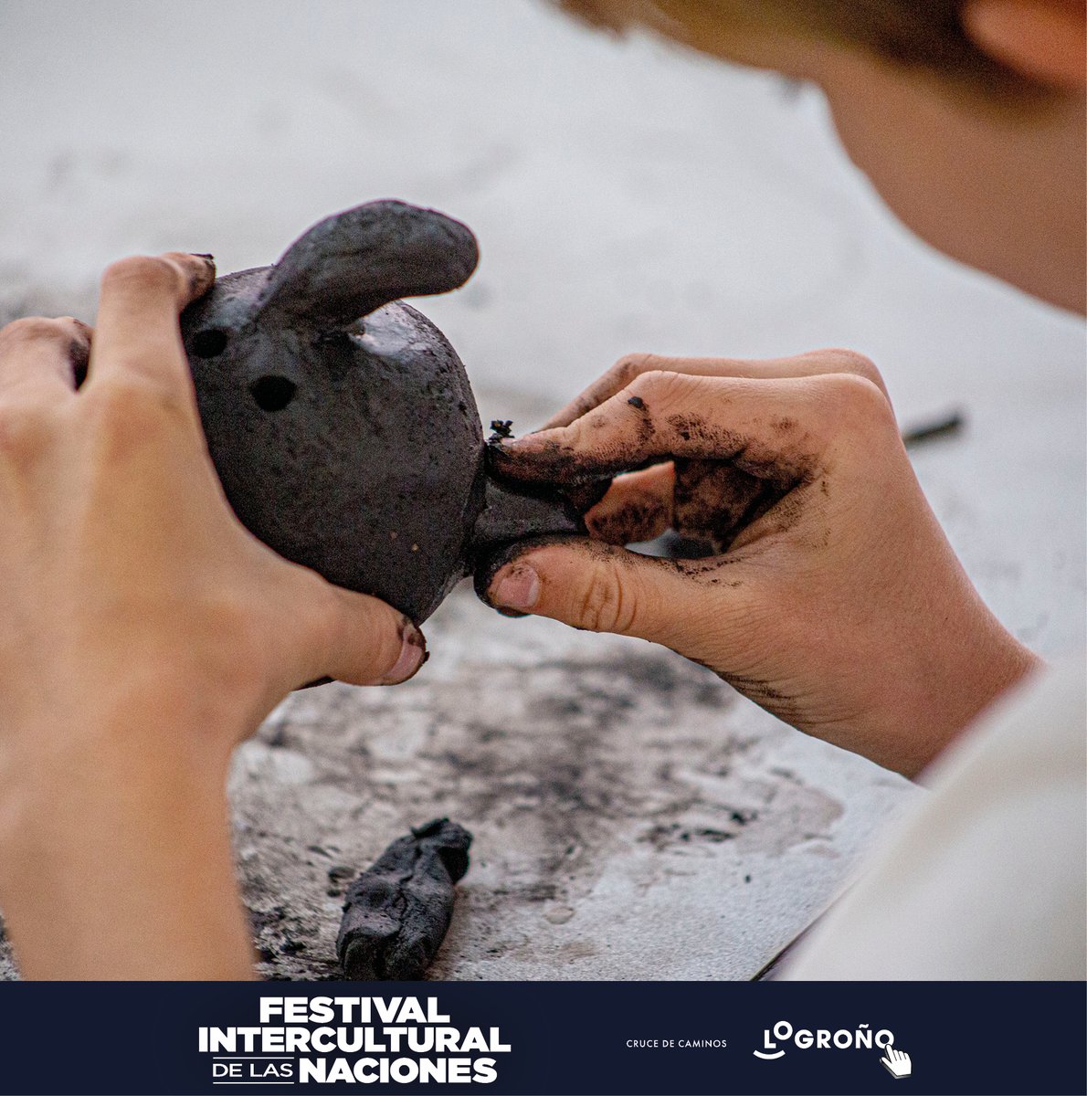 Hoy es un día para parar un ratito y prestar atención a las manos de los artesanos. ✋✨ Esas manos que, con dedicación, paciencia y mucho amor, dan vida a cada pieza, aportándole un carácter único, una historia y una esencia que no se puede replicar en una producción en masa.