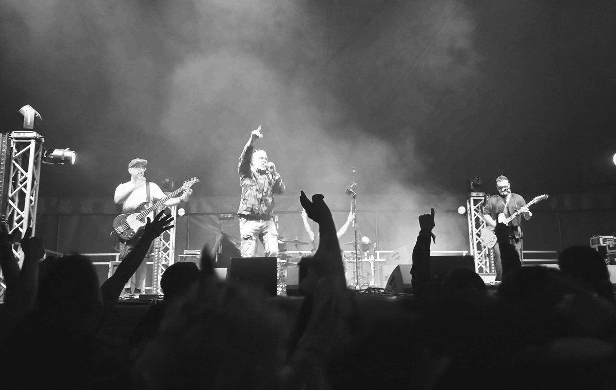 Today is a major day of events in Birmingham, and of course we had to be part of it! 😜 We'll see you amazing Sixlings at Hennessey's Bar Birmingham this afternoon!

Last night at Silverstone Woodlands was incredible! The crowd were loud as F*ck! 🤘 Videos coming soon! 😁