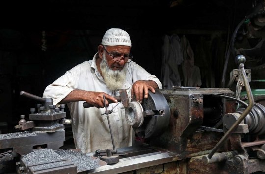 TOLERANSI

Apa sih sulitnya bertoleransi?
Paman mekanik Pakistan sangat paham itu. Secara teknis, toleransi berarti memberi ruang atau jarak antara dua objek yg berdekatan, untuk mengurangi gaya gesek, menghindari aus dan kerusakan yg tidak perlu.

"bukan disuruh melebur"

😛😜😝