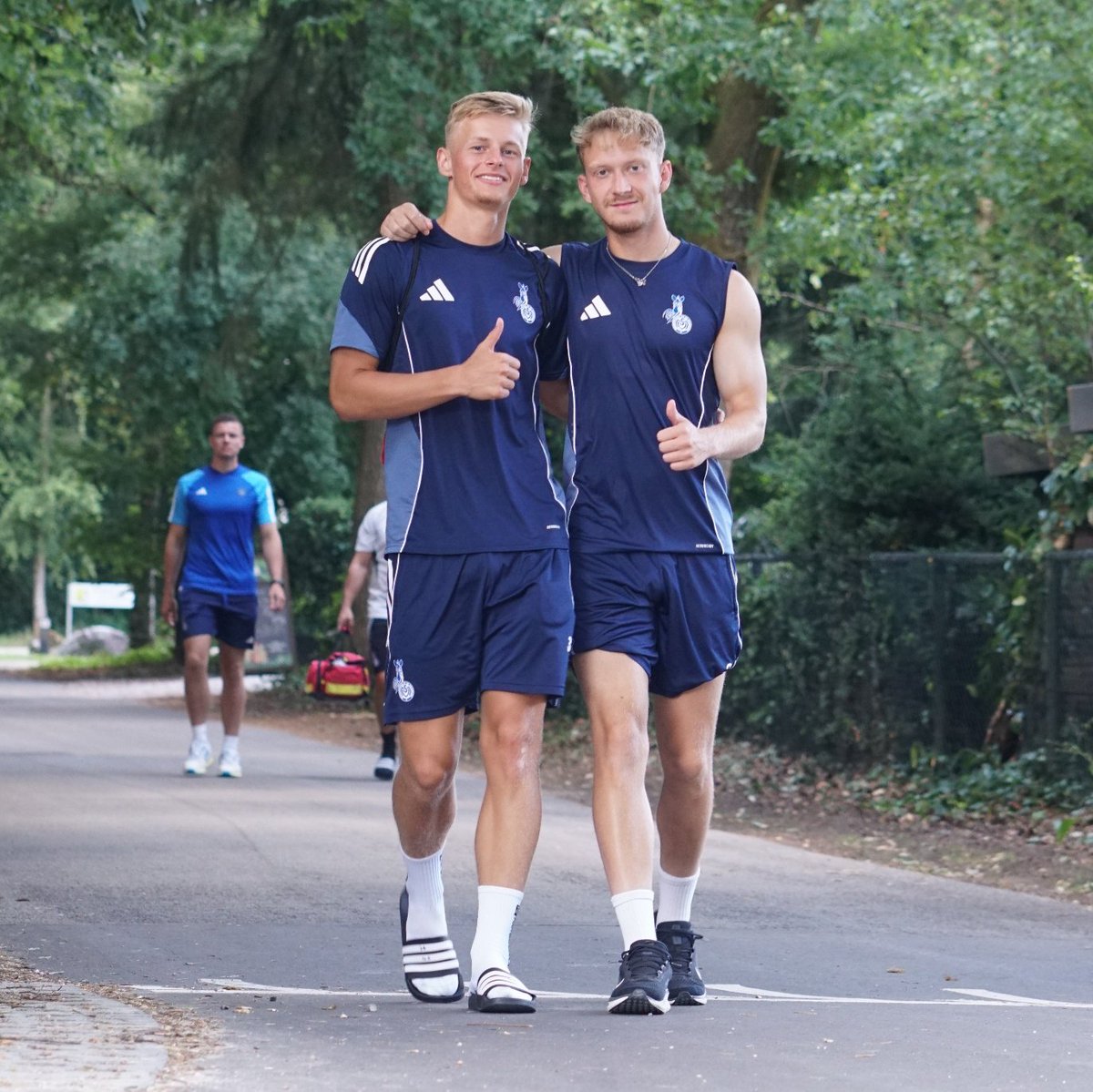 Daumen hoch von Gabi #Sadlek &amp; Jannik #Zahmel. 👍👍 Die Vormittagseinheit (Läufe, Passform, Flankenläufe, Abschlüße) ist durch. Vom Trainer gab's Zuspruch für die Intensität und den Hinweis, dass um 15:30 Uhr die nächste Einheit beginnt!  🏋‍♀️🏕🇳🇱

#MSVereint