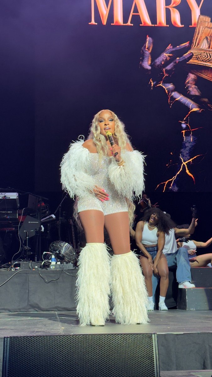 UKJoel's tweet image. 🤍💚MJB in MCR💚🤍
@maryjblige brought charisma and stage presence to Manchester last night that had the crowd eating out of her hand!
A living legend!
#maryjblige