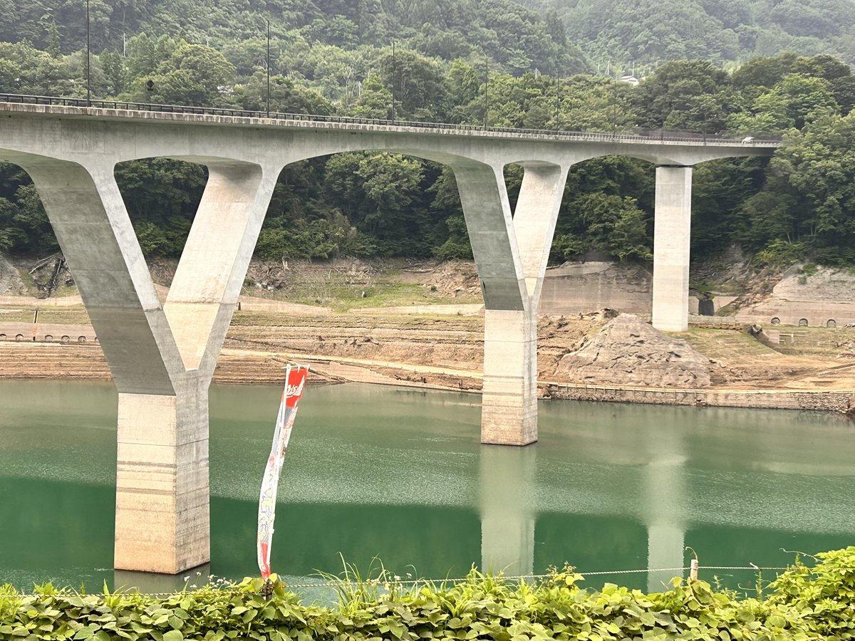 solid_0608's tweet photo. 八ッ場あがつま湖　
毎日目に見えてカラカラw

5月12日　6月1日　7月5日　
#八ッ場あがつま湖
#湖の駅丸岩
#八ッ場ダム　
#丸岩橋 https://t.co/ml0jgHDDtE