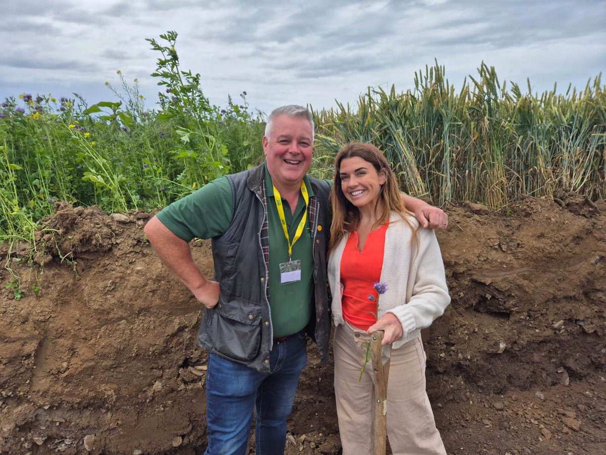 PrecisionNutrit's tweet image. Robbie in the soil health & cover crop demo pit with Sammy Heany at @BaseIreland Soil Dependant event on Friday in Maynooth -#Sammytv -#regenerativefarming