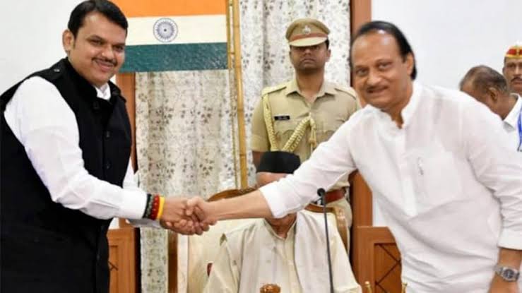 #सत्तेसाठी पहाटे जनतेला अंधारात ठेवून शपथ घेतलेली चालते गुलामांना, पण दोन भाऊ एकत्र आले तर पोटशूळ उठतोय...

गांडुळ पण लाजला असेल तुमच्या भूमिका पाहून😂