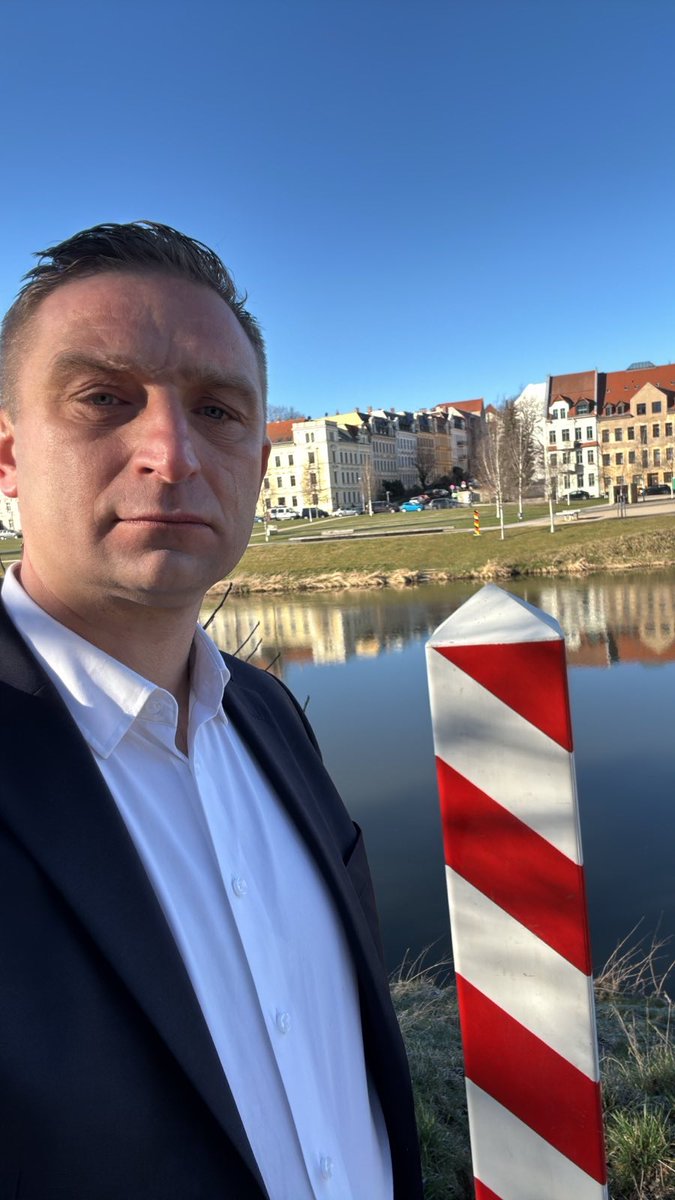 Robert Bąkiewicz obudził Europę! Na granicę zjeżdżają ekipy dziennikarskie z państw naszego kontynentu, by patrzeć na fenomen działania ROG. A jeśli stworzymy efekt domina to inni pójdą za nami! 
<a href="/RBakiewicz/">Robert Bąkiewicz</a> Wielki Człowiek! To dzięki Tobie MN ma taką moc! Teraz pozna Cię Europa!
