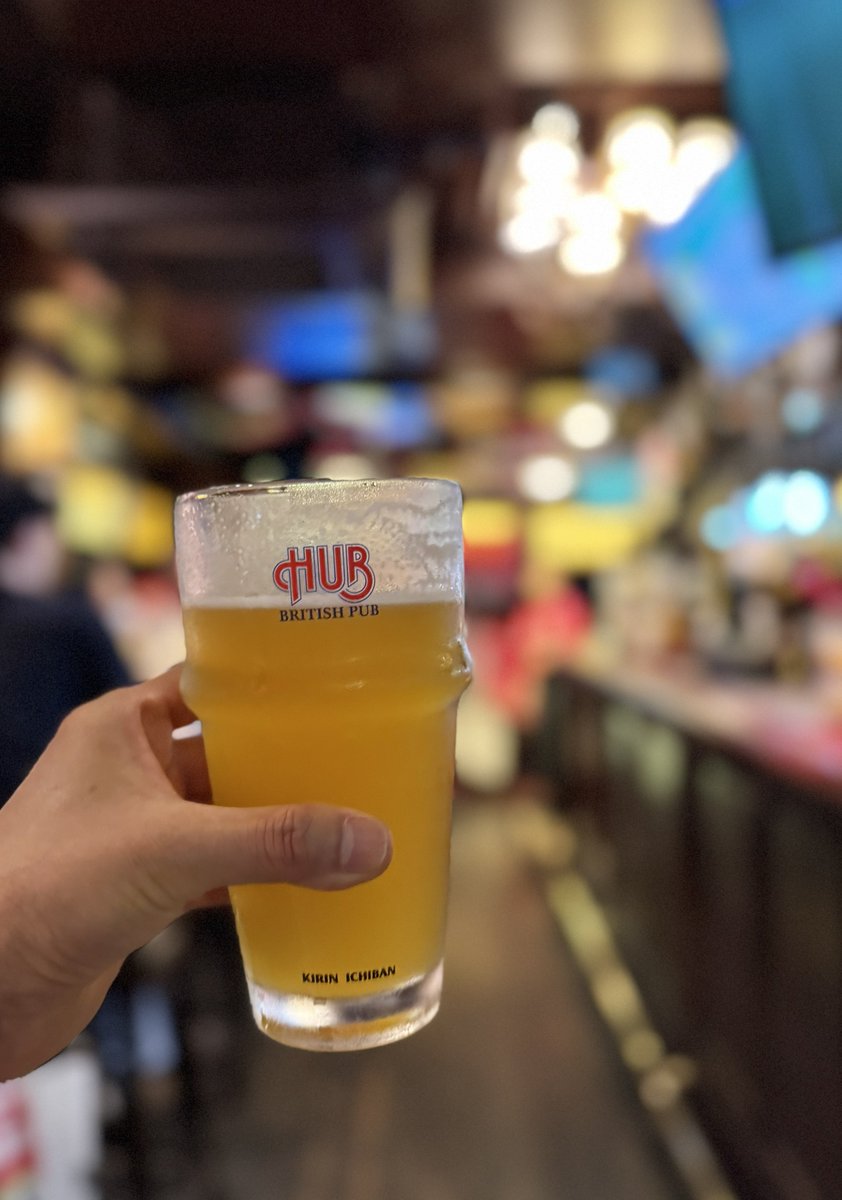 今日はお休みもらってたんだけど、いろいろ立て込んで結局事務所で仕事💦なんとか一段落で恵比寿に出てHUBエールで疲れを飲み込んでいます🍺😆店内はサッカーの大阪対決で盛り上がってる〜⚽️