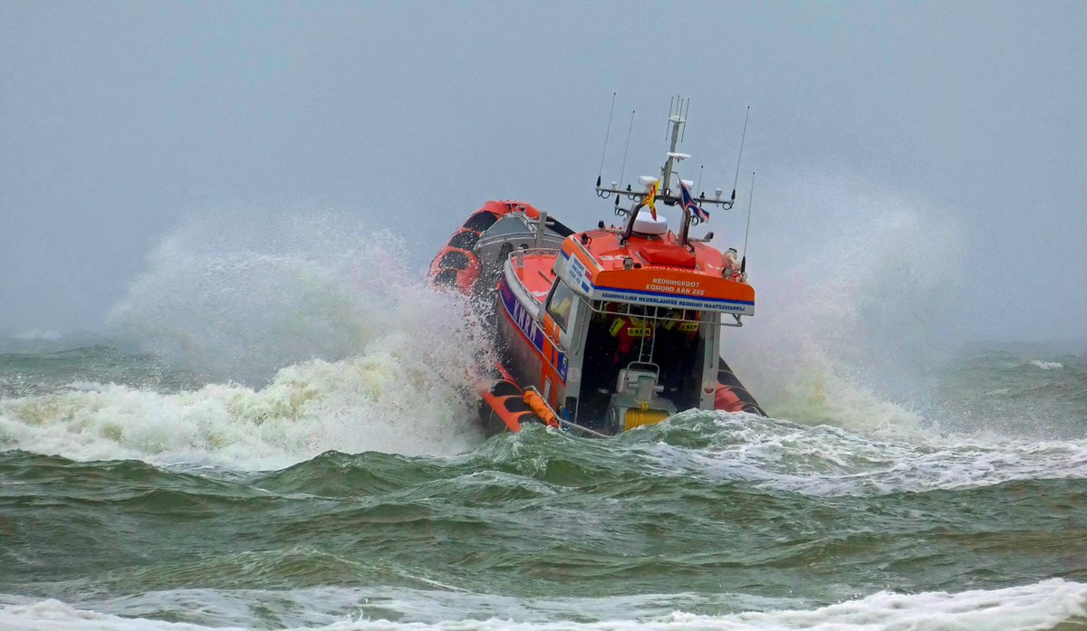 Reddingboot oefent op ruig zeetje <a href="/KNRM/">KNRM</a> <a href="/KNRM_Egmond/">KNRM station Egmond</a>