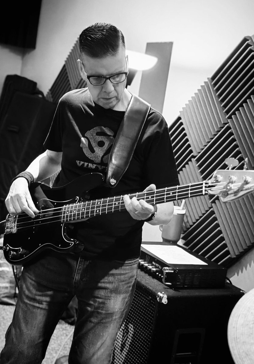 NFtweets's tweet image. Rehearsal time with @RoadwornFrets Band in Feedback Studios, Dublin
@Fender @BassGuitarWorld @the_bassplayer @HazeGuitars @asteropecables