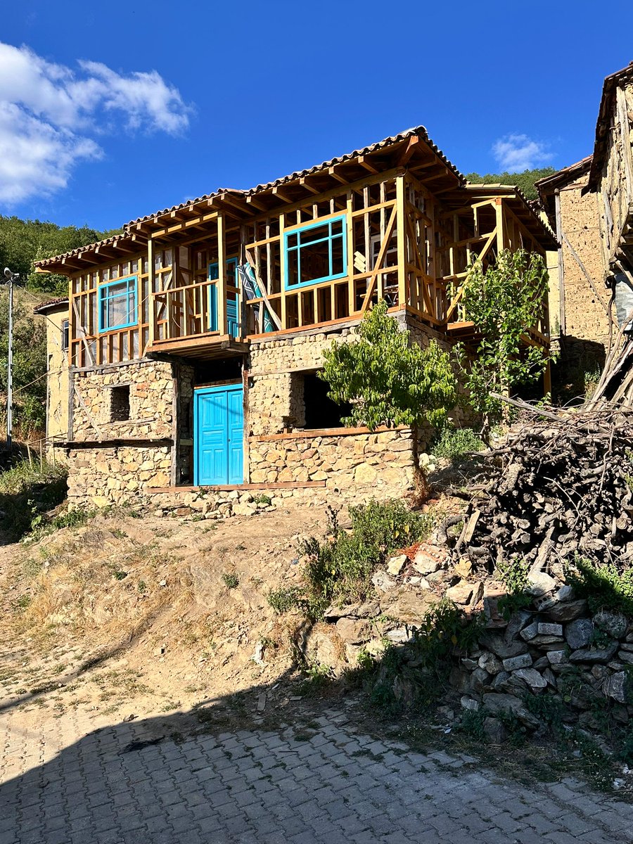 enesaluc's tweet photo. Eski eser uzmanı iki mimar;
epey yorgun, bîtap düşmüş bir evi satın alırlar ve hikaye burada başlar… 

Bu çabanın; köyün geri kalanındaki ahşap karkas, kerpiç dolgu evlerin kurtuluşuna örnek olması temennisiyle…

Hikayeyi ân-be-ân şuradan takip edebilirsiniz
👇🏻
@meskensansarak https://t.co/37vXdQBDJf
