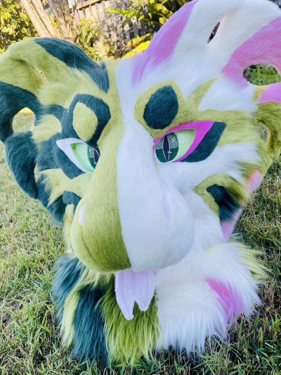 TheUnholyColle1's tweet image. It is time to announce the second half to my Office Antics duo!
Meet Mona the veragated monstera Cobra! Or as I lovingly call her, Secretaries favourite office plant :3
This fun head will be available at my Aurawra table later this month!
#furry #fursuit #fursuitmaker