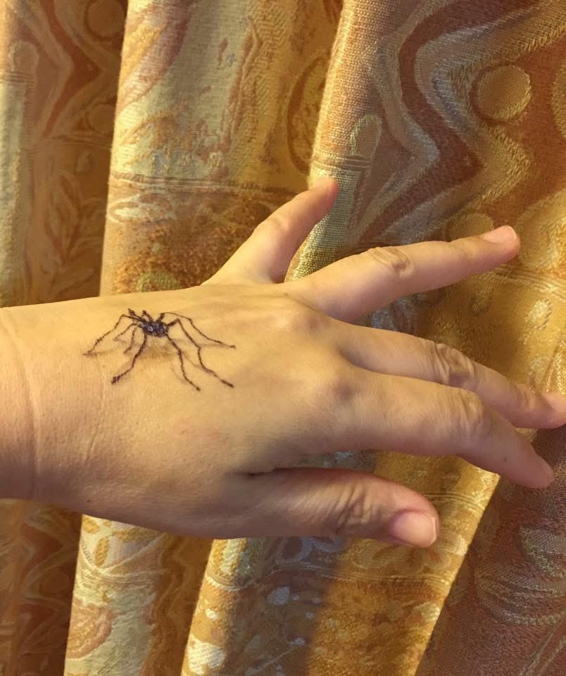 手の甲にポールペンと薄墨筆ペンで
落書きした蜘蛛。