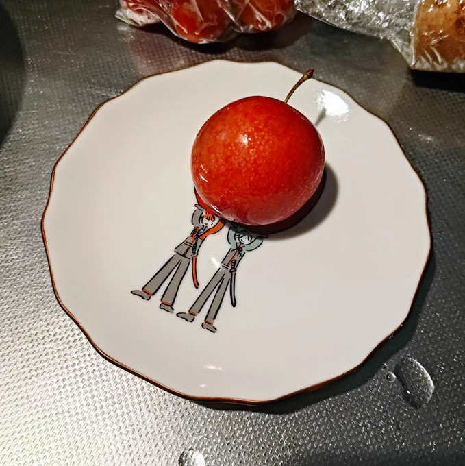 貰ったすももヘタ付きでかわいい