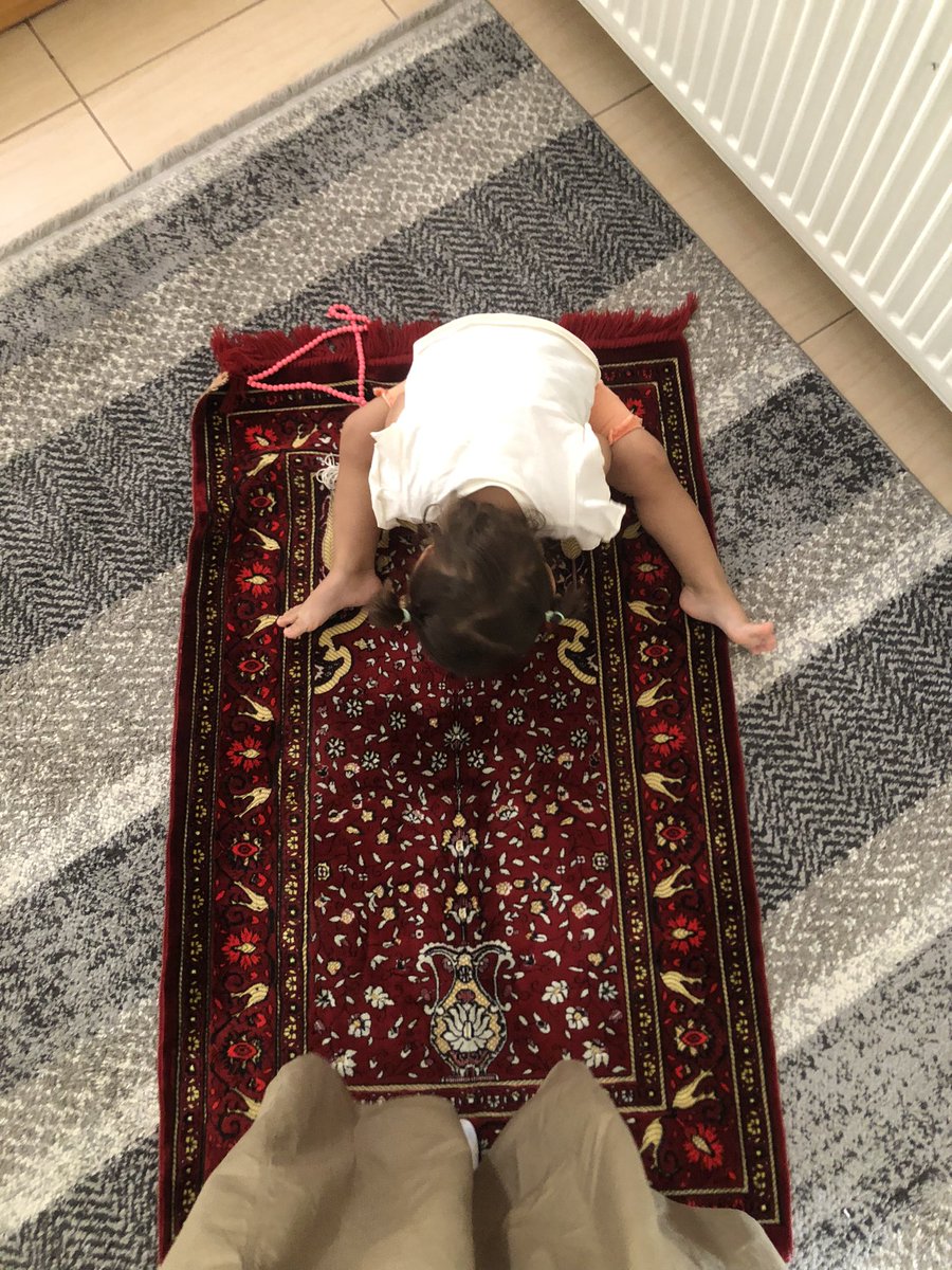 61aysegll's tweet photo. Cehapeli bebek namazıma engel olmaya çalışıyor. https://t.co/mnAxK9I6Hj