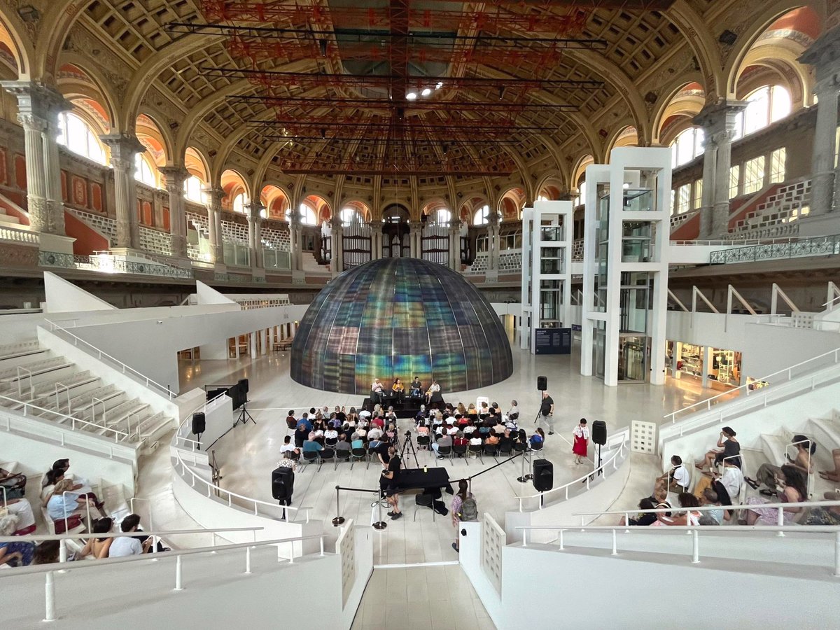 Aquest matí ciència i art es troben al MNAC.

En el marc de la instal·lació multimèdia, #ÀlexMitrani presenta a #EugèniaBalcells en conversa amb el físic, poeta i assagista #DavidJou i amb el físic i escriptor #ToniPou amb la moderació d’#EulàliaBosch, curadora de #DesDelCentre.