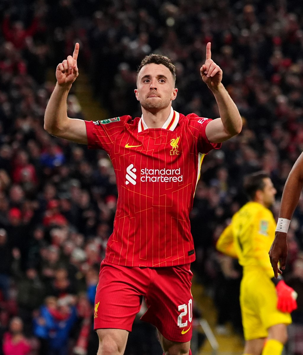 🇵🇹 DIOGO JOTA LAID TO REST IN PORTUGAL

Just 11 days after his wedding, the football world now mourns a tragedy no one saw coming.

To the soft sound of violins and somber applause, Jota’s coffin was carried into a church in Gondomar. His teammates — Van Dijk, Robertson, Alexis
