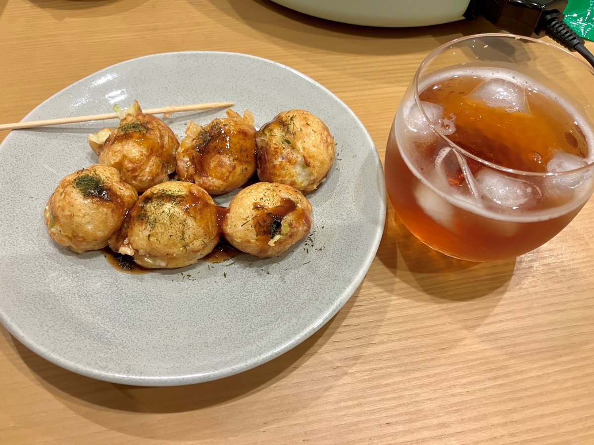 コロナの後遺症もだいぶ治ったので今日はたこ焼きを作ってます😊熱々トロトロのたこ焼きはとっても美味しい！食べ物が美味しく感じるだけで、幸せを感じます。。。

#おうちご飯