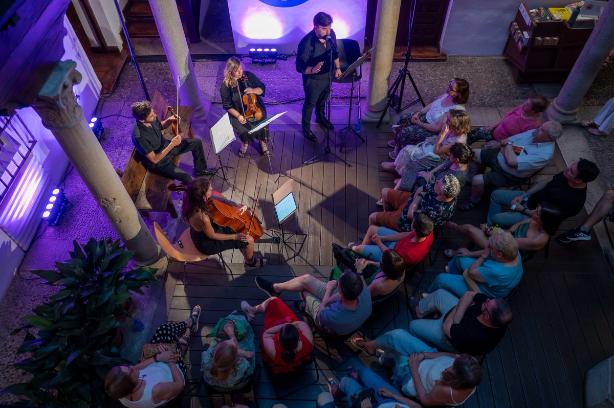 Así disfrutamos ayer en #ClásicosEnAlcalá: 

➡️ Viaje sonoro al pasado con "Hacia ecos de lo sagrado"
➡️ Risas con "Hambre (De Quijote)"  
➡️Juegos y amores con "La vídua Valenciana"
➡️ Mística y cuerdas con "Muero porque no muero" 

Últimos días ✨

🎟️ clasicosenalcala.net