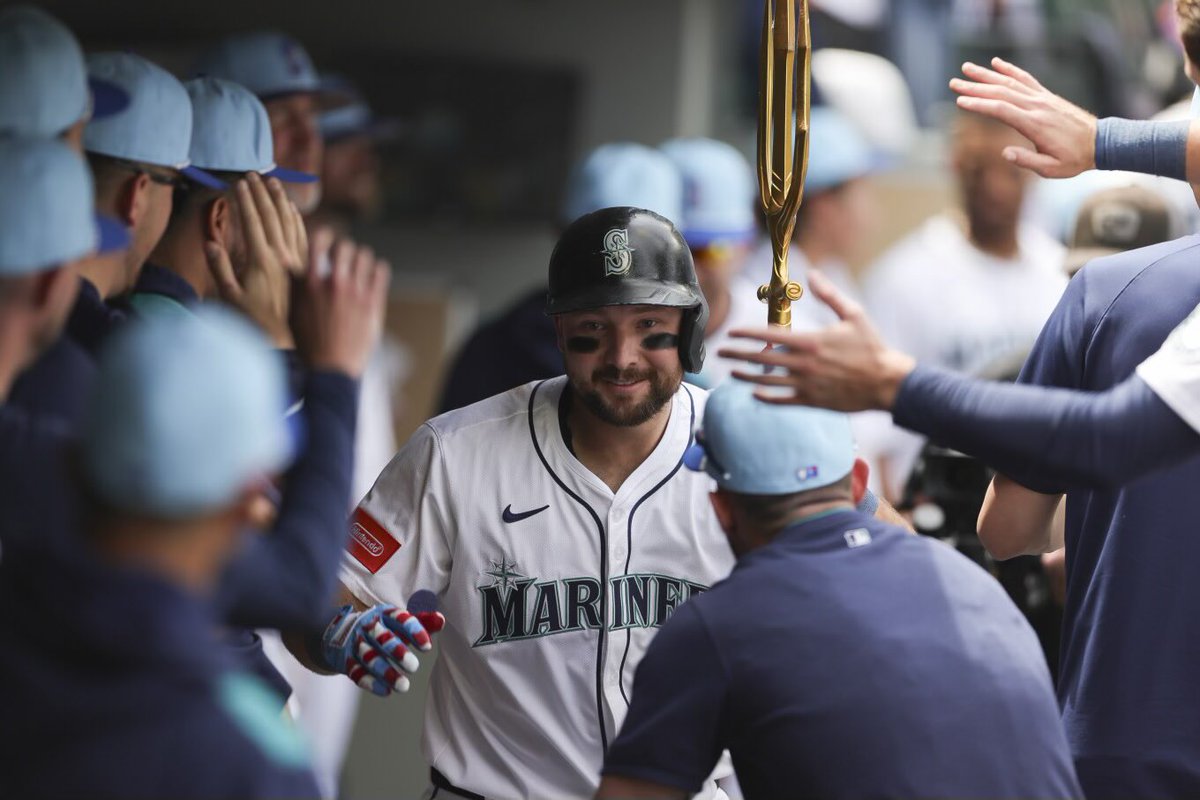 This good stuff from <a href="/AndrewDestin1/">Andrew Destin</a> on Cal Raleigh joining some pretty elite company 

apnews.com/article/marine…