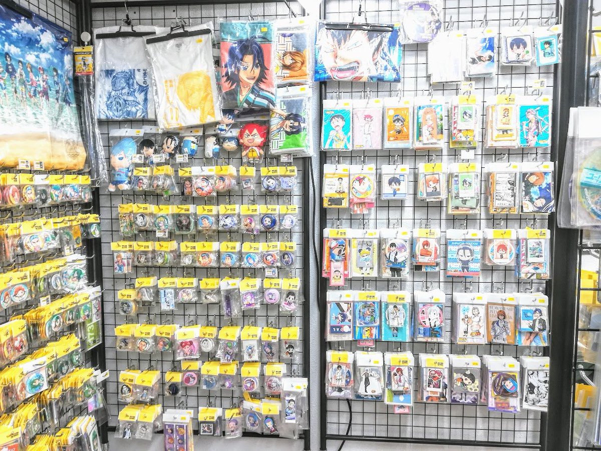【コーナー紹介】
出遅れましたが『#弱虫ペダル』のコーナーはこんなに大きく展開出来ております😿💗
ペダル好きのみなさまとこの圧巻の光景を共有したいです～(;_;)
本日も続々と商品入荷しております！販売も買取も大展開中の新装開店キャラ館まで♡ 
 #kbooks #キャラ館 #池袋 #乙女ロード