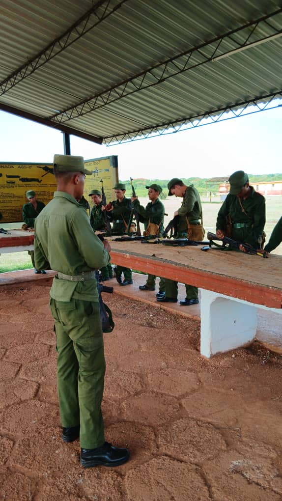 🌲 ¡NUESTROS PINOS NUEVOS, EN PREPARACIÓN INTENSIVA! 🌲  

Jóvenes reclutas aprenden y crecen cada día en esta etapa de preparación básica, conocida como "la previa". Su dedicación y esfuerzo nos llenan de orgullo. 💪🇨🇺 

📸 <a href="/RMMatanzas/">Región Militar Matanzas 🐊</a>
#SiempreJoven #Cuba