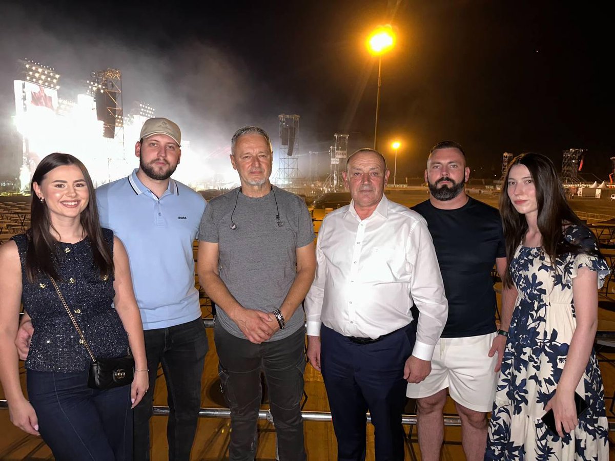 Thompson je uvijek uz i za 🇭🇷 branitelje, slavili smo  zajedno Dan pobjede u Slunju 2017.
Bio je to festival domoljublja, baš kao što će biti i danas u glavnom gradu svih Hrvata.
Budimo ponosni i dostojanstveni, pazimo sebe i jedni druge, pokažimo snagu zajedništva koja nas je