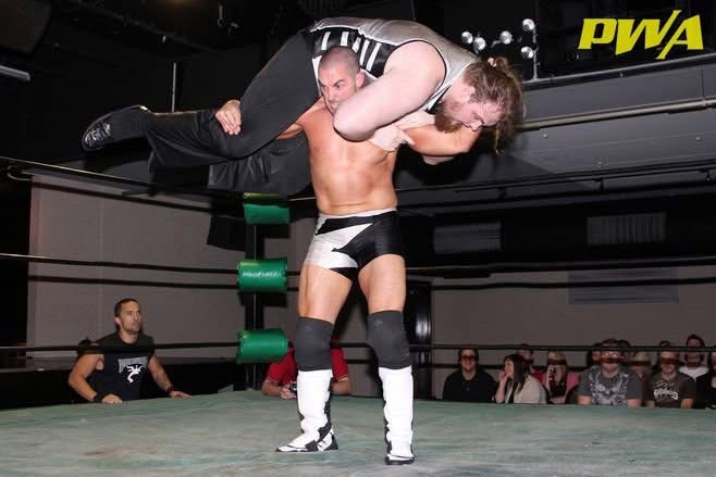 TheGiantKyote's tweet image. LETS FREAKING GO @RockyMenero you slayed giants you got this tonight at #mcwballroombrawl