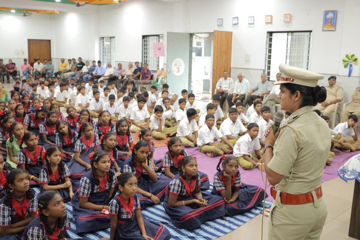 InfoNavsariGoG's tweet photo. સામાજિક વનીકરણ વિભાગ દ્વારા સાતેમ પ્રાથમિક શાળામાં કિશાન શિબિર થતા વન્યપ્રાણી સંવાદ કાર્યક્રમ યોજાયો
-
દીપડા દેખાયાના બનાવ બનતા દીપડા સાથેના સહજીવન પર વૈજ્ઞાનિક સમજૂતી પૂરી પાડી
#teamnavsari #vanikaran https://t.co/nHKEGGvgY2