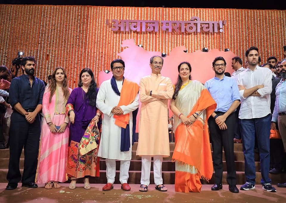 महाराष्ट्रासाठी अत्यंत भावनिक आणि ऐतिहासिक ठरलेला क्षण अखेर साकार झाला. तब्बल दोन दशकांनंतर ‘ठाकरे बंधू’ एकत्र आले आणि मराठी माणसासाठी, मराठी भाषेसाठी, महाराष्ट्रासाठी गळाभेट झाली. या घटनेने मराठी अस्मितेला नवे बळ दिले असून ‘आवाज मराठीचा’ पुन्हा बुलंद झाला आहे.
या गळाभेटीमधून