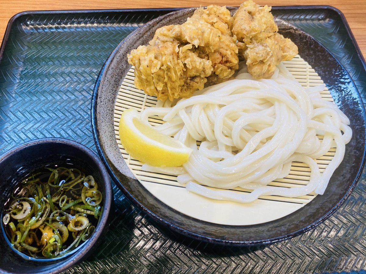 今日のごはんははなまるうどんさんの期間限定『骨付き鳥味かしわ天ざる』！！
かしわ天がめちゃくちゃおいしかった！！