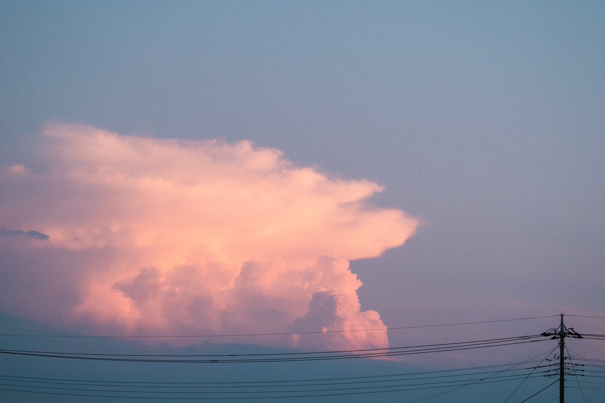 86ca86's tweet image. 空の色、雲の形、滲んでいく光、
ただただ美しくて、忘れたくなくて。