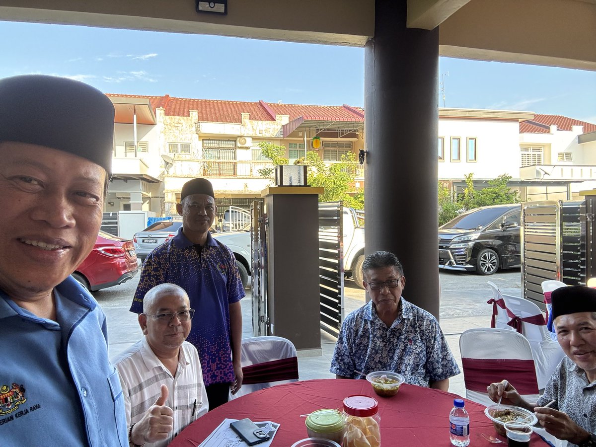 Singgah rumah bekas Ketua #UMNO Cawangan, Arwah Mat Nin Hasan di Taman Megah, #Pontian kenduri 100 hari arwah.

Juga beri peruntukan khas kpd KC &amp; Ketua Kpg Permatang Duku, #Benut yg akan diadili utk peringkat kebangsaan bagi kpg terbaik.

Semoga mereka jadi juara, Insya-Allah.