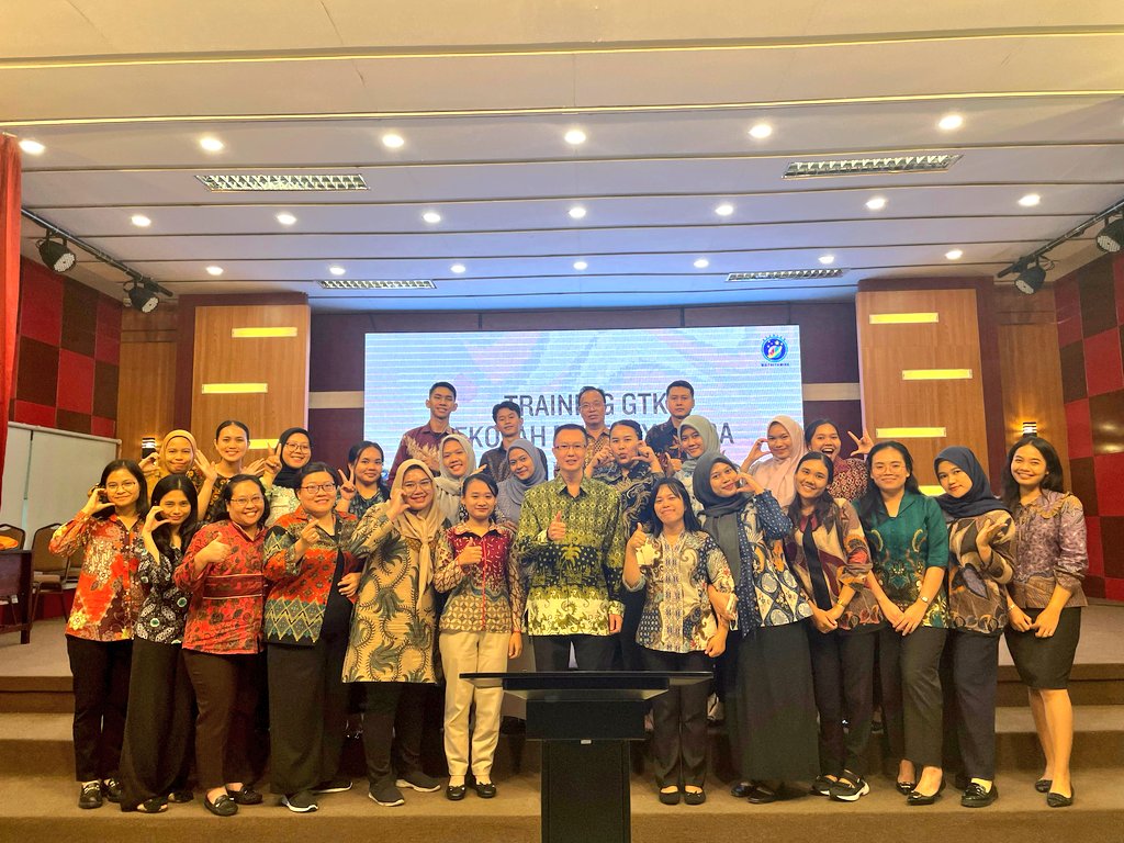 bersama Sir Drs. N. Nugroho, S.S, M.M. dengan membawa materi the power of mind