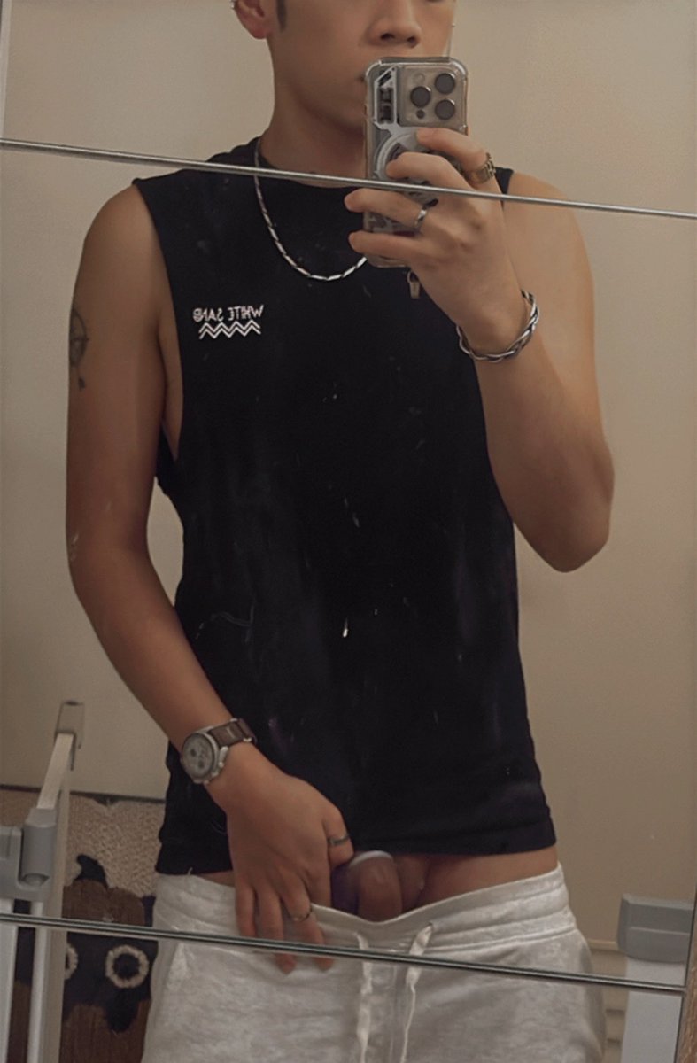 晚上在🌟
猜猜看我有沒有穿內褲(⁎⁍̴̛ᴗ⁍̴̛⁎)