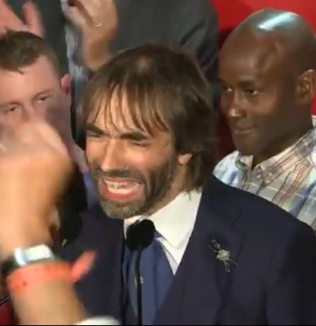 Ça c’est Cédric Villani.

Cédric, c’est avant tout une enfance dans un milieu assez aisé. Des parents enseignants de littérature, Cédric sort d’une famille d’universitaires et d’artistes.

Cédric, c’est également un parcours scolaire et étudiant d’exception. Après un bac où il