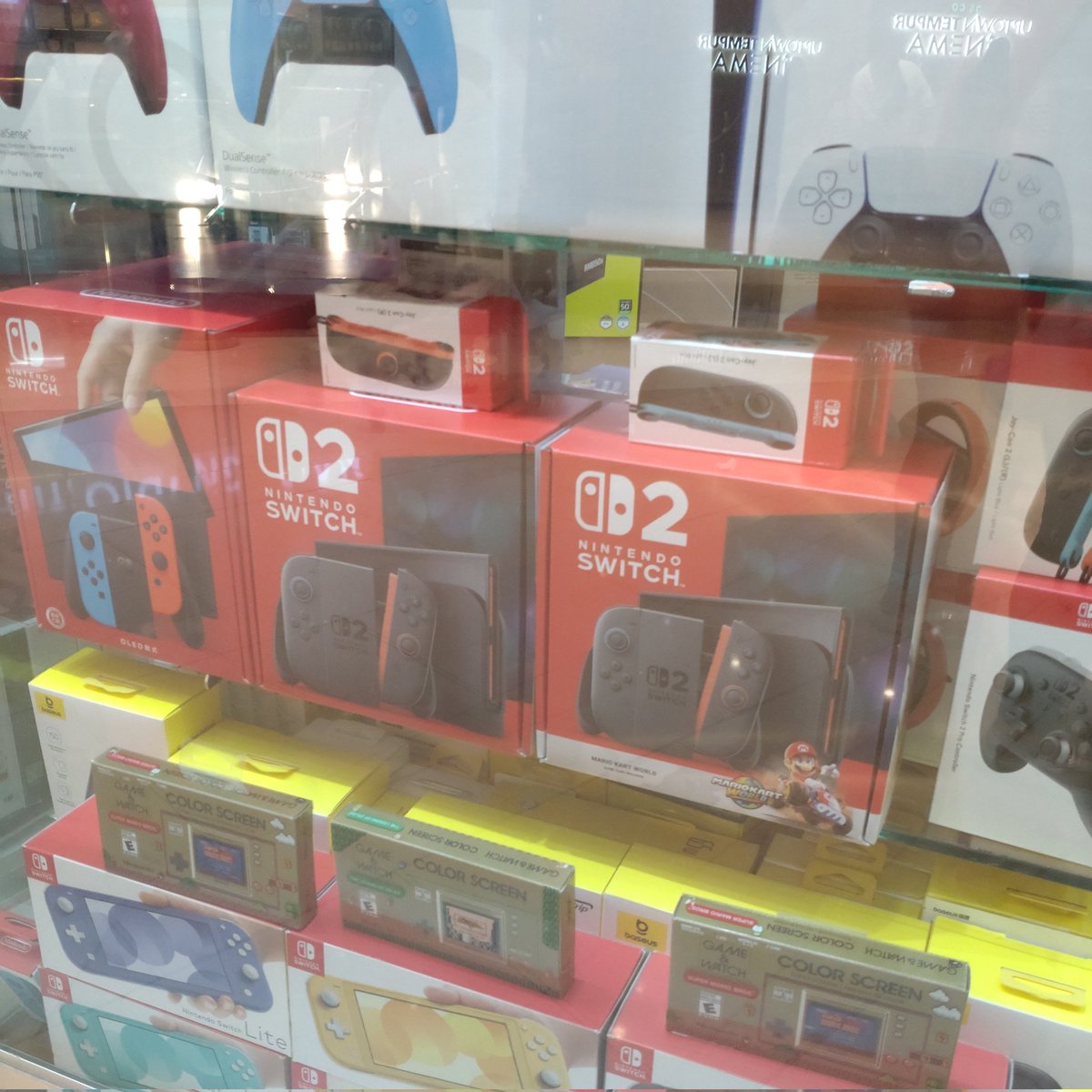 AeShigeru's tweet image. ？フィリピンだと普通に売ってるのかな？
日本が転売ヤーのせいで異常なだけで、海外じゃ普通に手に入るのかな？

買わんけど😗

#DataBlitz