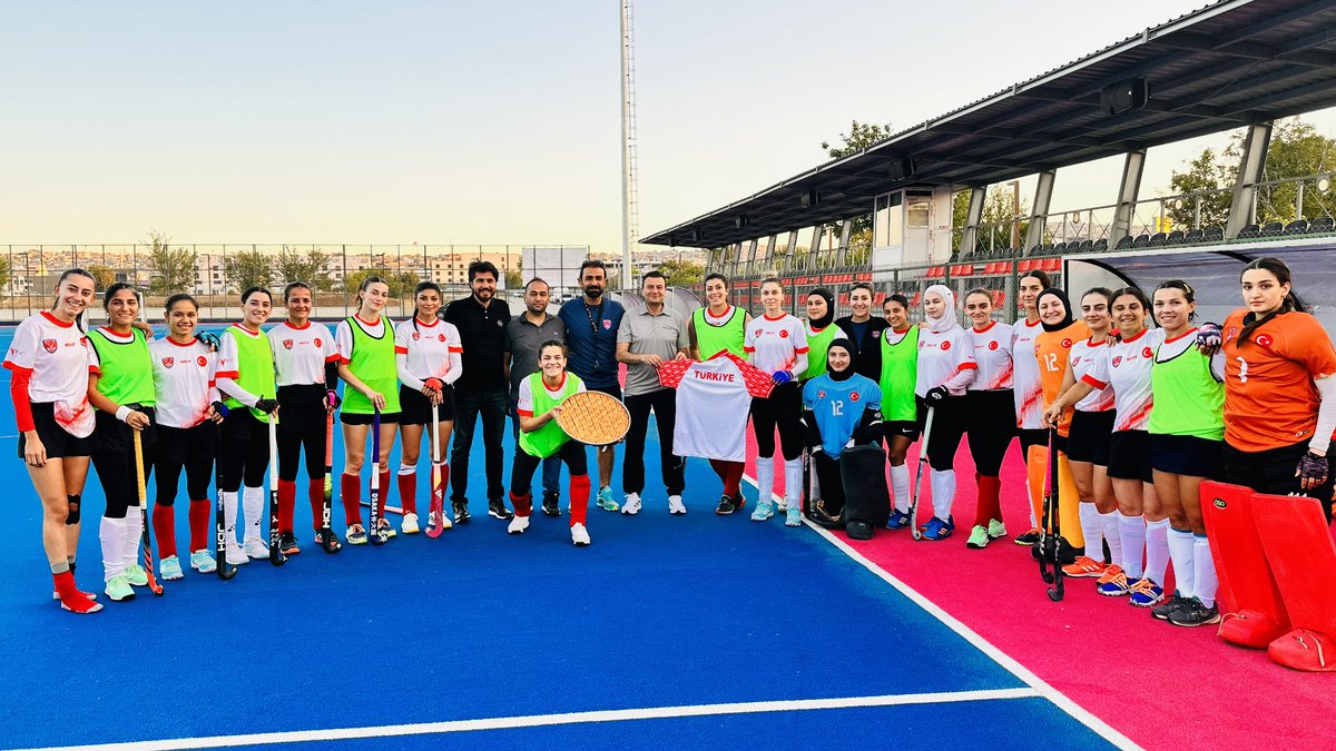 Gaziantep Gençlik ve Spor İl Müdürü Numan Nafiz Şahin, Gaziantep'te devam etmekte olan Kadınlar A Milli Takım Kampını ziyaret etti 🏑🇹🇷