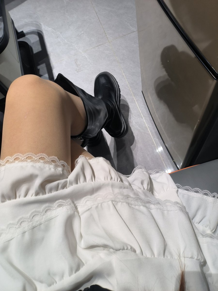 发现了解决性压抑的最好办法是上班，上几天b班片也不看了，飞机也不打了，什么欲望也没了，每天下班躺着就是大脑放空，24小时都是贤者时间😅